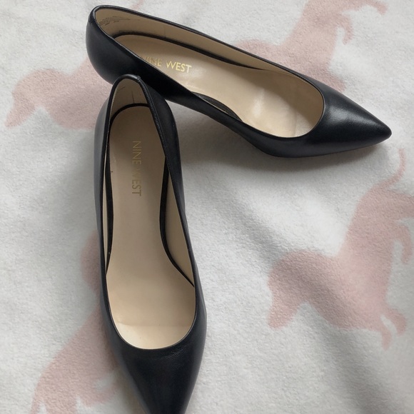 Nine West Pump, black, lamb skin, US6 - Picture 2 of 7
